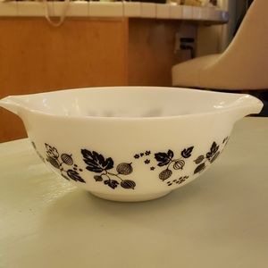 Pyrex Gooseberry bowl 443